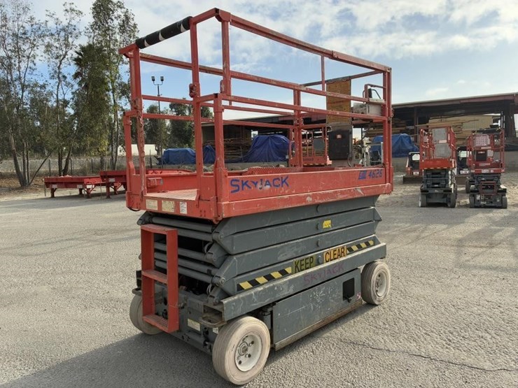skyjack-sj-3226-scissor-lift-image-3