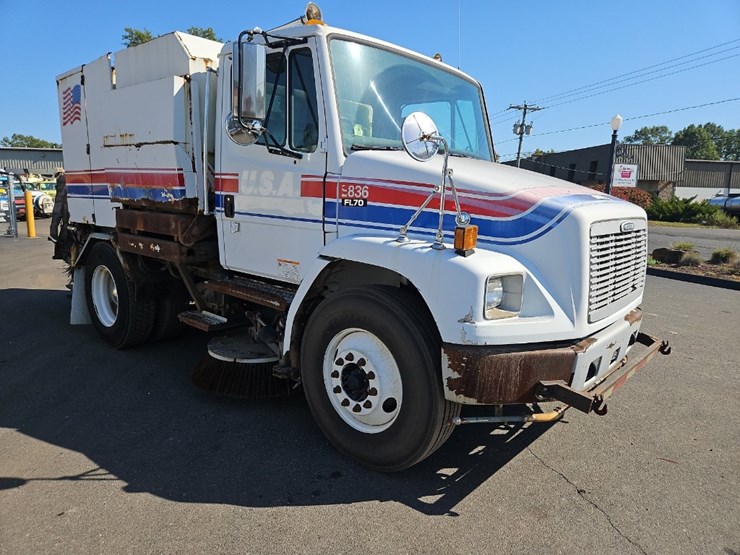 2003-freightliner-fl70-image-7