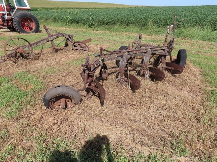 international-4-bottom-plow-image-2