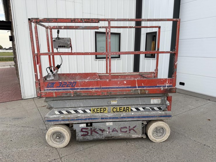 #2147-•-1996-skyjack-sj-3220-scissor-lift-image-2