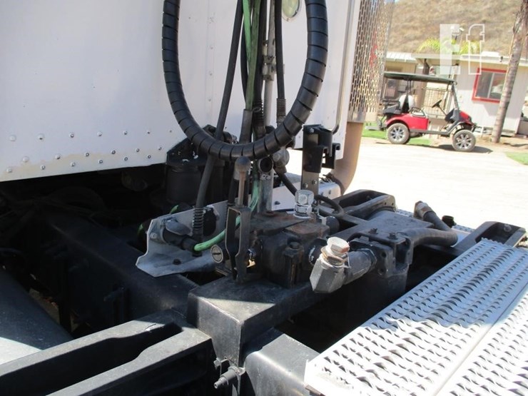 2014-peterbilt-367-image-17