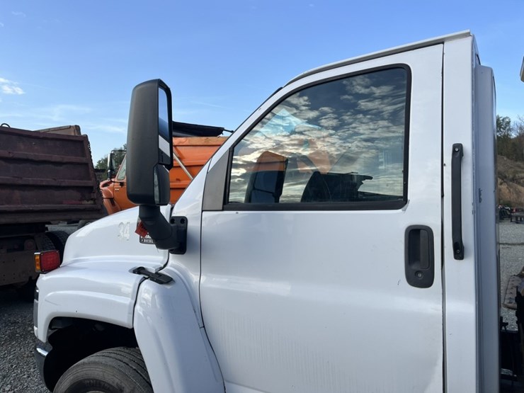 2005-gmc-5500-image-11