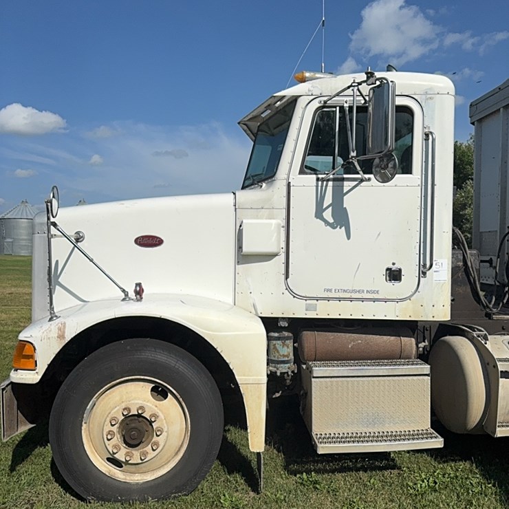 1988 Peterbuilt Day cab semi, 300 hp Cat, 9 speed, showing 650,544