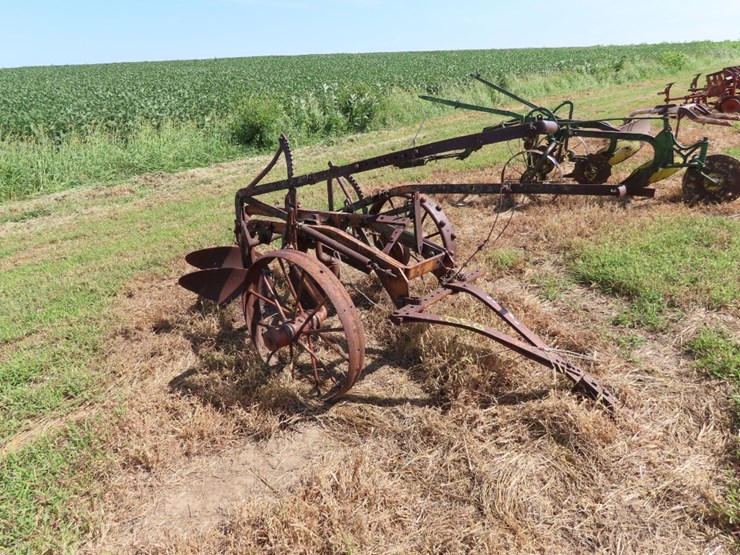 antique-single-bottom-plow-image-1