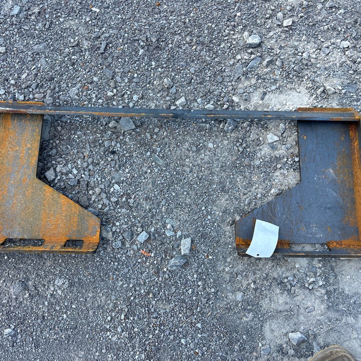 #25 • (1) OPEN BACK SKID STEER MOUNT PLATE