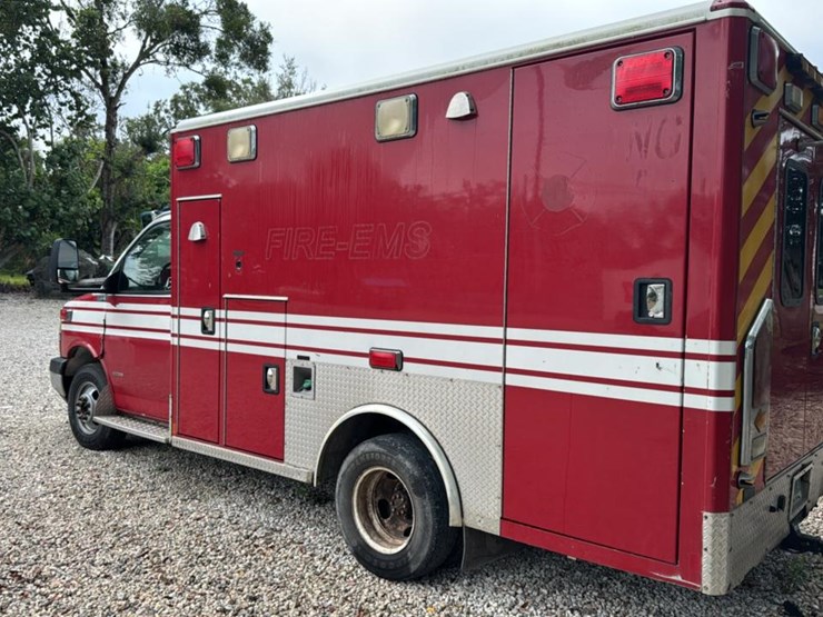 #113-•-2008-chevrolet-ambulance-image-3