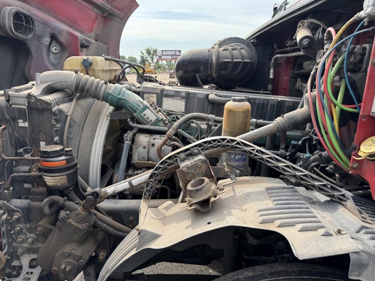#1097-•-2006-volvo-ve-d12-sleeper-cab-truck-tractor-image-65