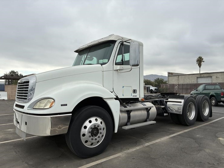 2008-freightliner-columbia-truck-tractor-image-1
