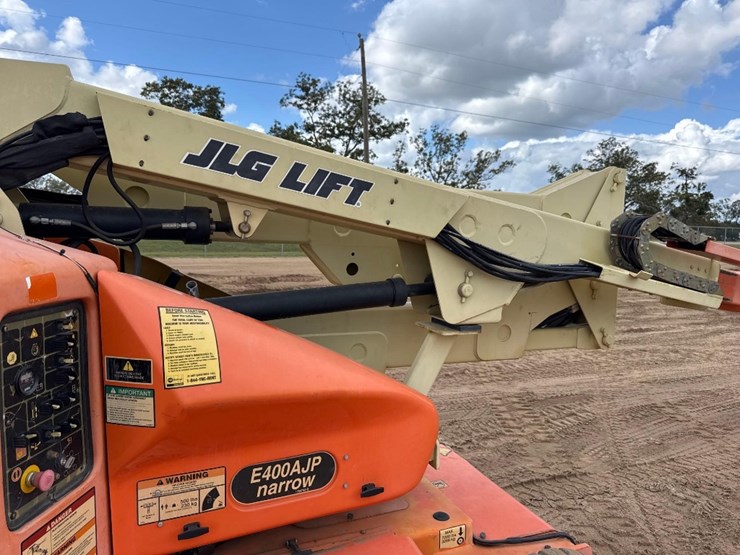 2007-jlg-e400ajp-image-13