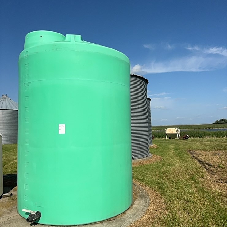3,000 gallon water tank