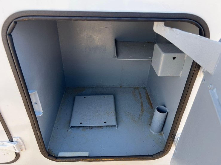 2012-peterbilt-pb348-fuel-&-lube-truck-image-32