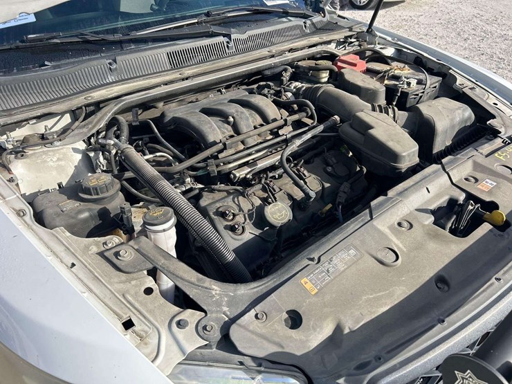 2015-ford-taurus-awd-sedan-image-9