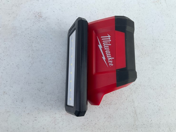#1561-•-milwaukee-m12™-rover™-service-and-repair-flood-light-w/-usb-charging-image-1