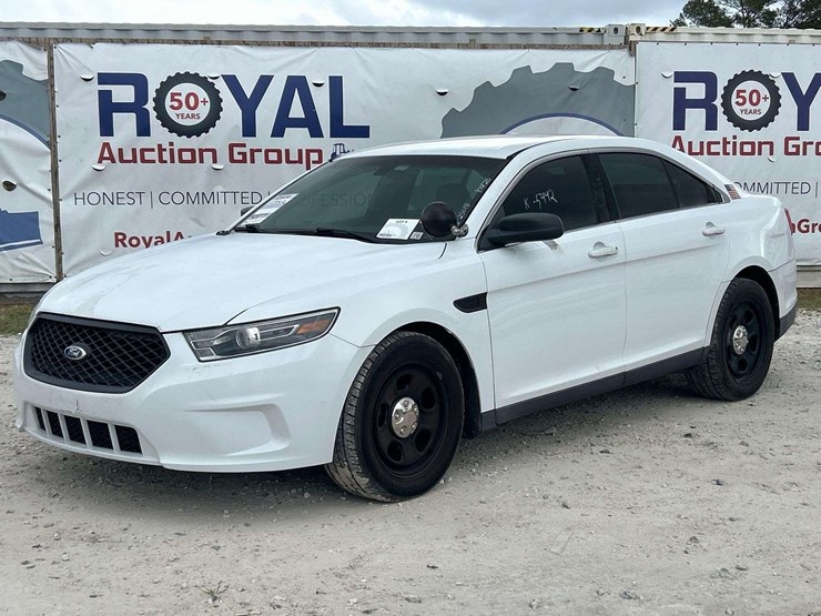 2014-ford-taurus-awd-sedan-image-1