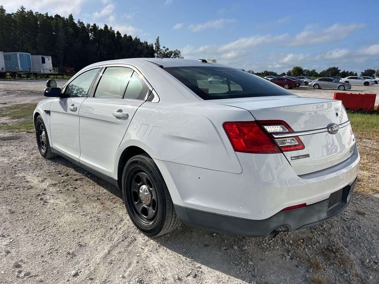 2014-ford-taurus-awd-sedan-image-4