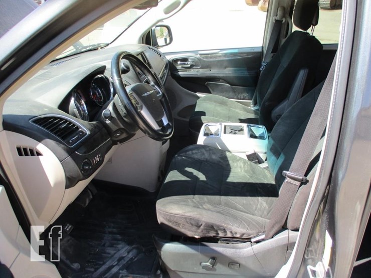 2012-chrysler-town-&-country-image-7