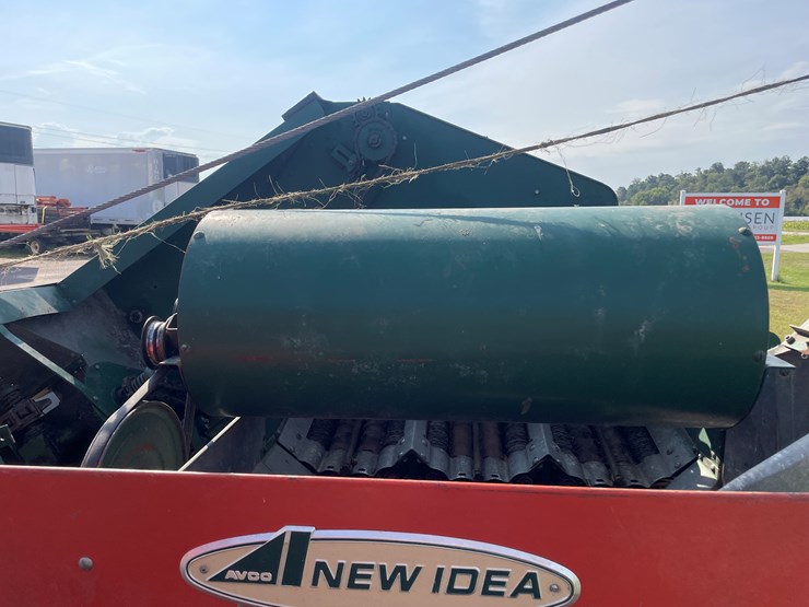 #1032-•-new-idea-(2)-row-corn-picker-image-11