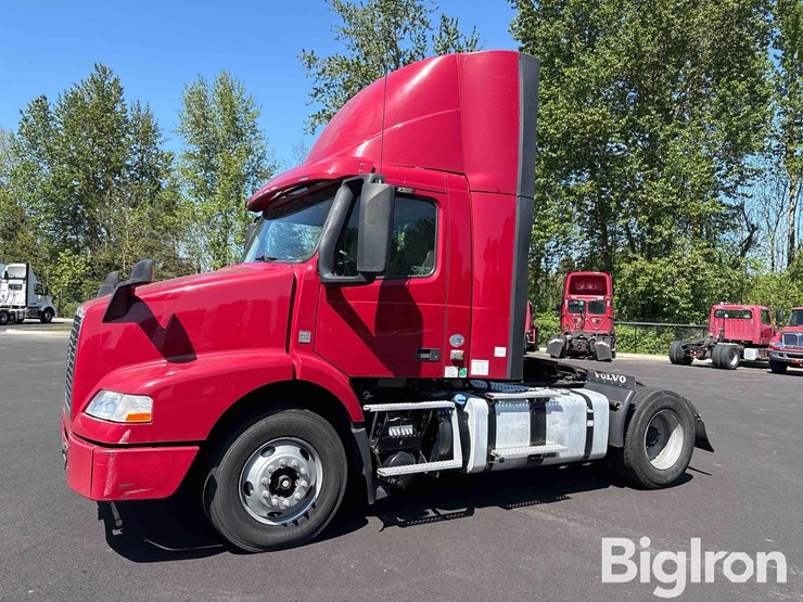 2016-volvo-vnm42t-truck-tractor-image-1