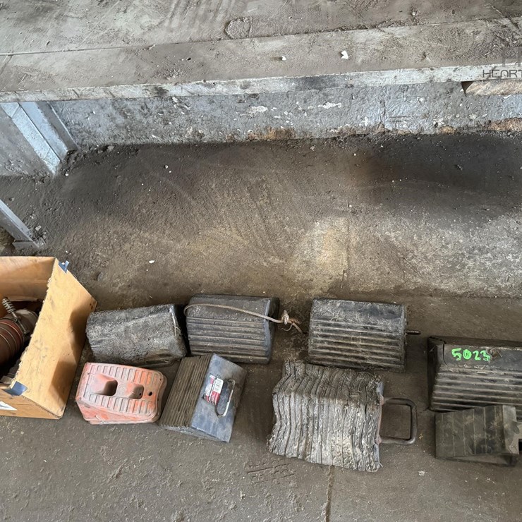 LOT OF WHEEL CHOCKS & ASSORTED SILICONE/RUBBER COU LOT OF WHEEL CHOCKS & ASSORTED SILICONE/RUBBER COU