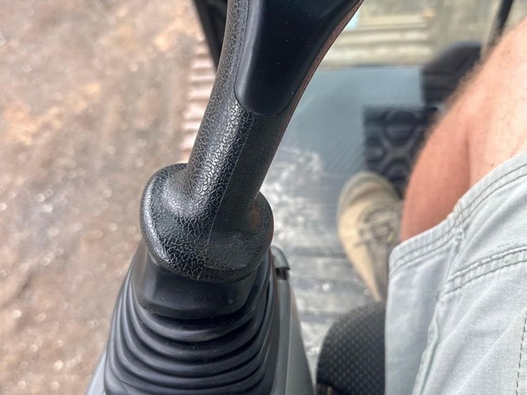 2019-caterpillar-320-image-28