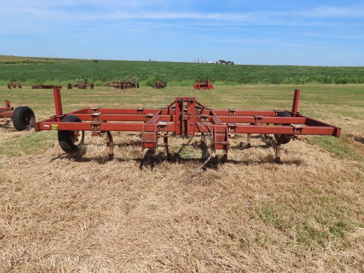 international-chisel-plow-image-1