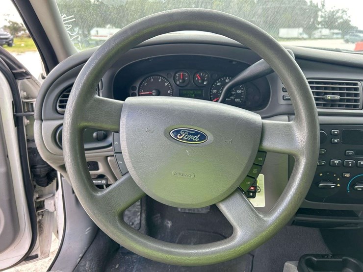 2006-ford-taurus-se-sedan-image-13