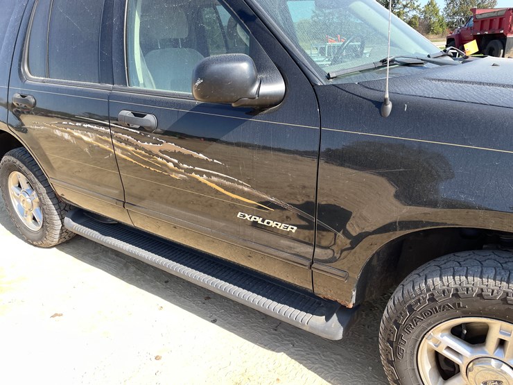 2004-ford-explorer-image-15