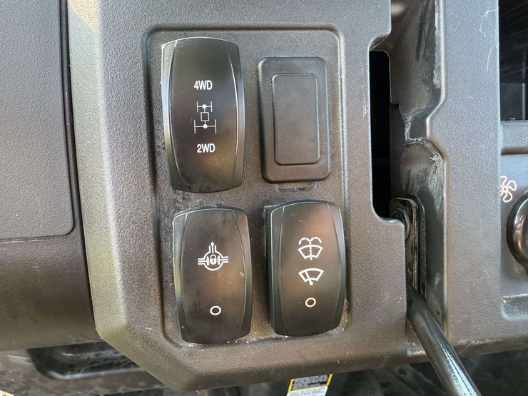 2021-john-deere-gator-image-24