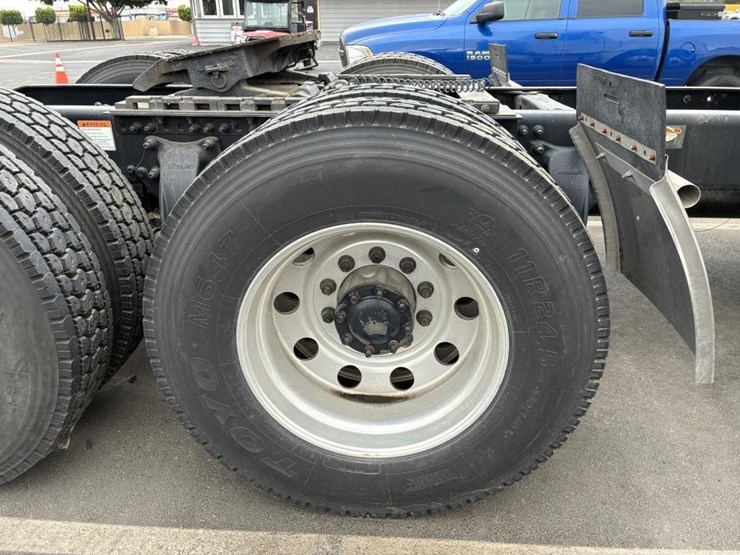 2008-freightliner-columbia-truck-tractor-image-3