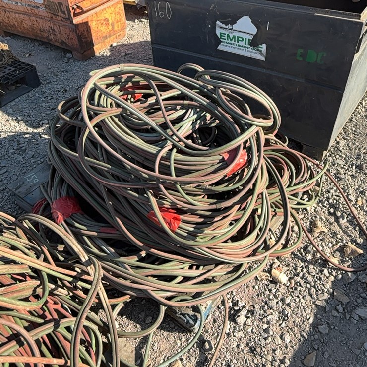 PALLET WITH LARGE QTY OF OXY/ACETELYNE TORCH HOSES SUPPORT EQUIPMENT
