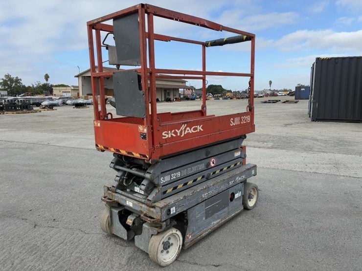 2013-skyjack-sj-3219-scissor-lift-image-1