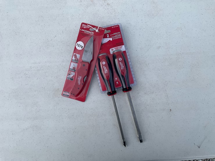 #1576-•-milwaukee-knife-and-screw-driver-combo-image-1