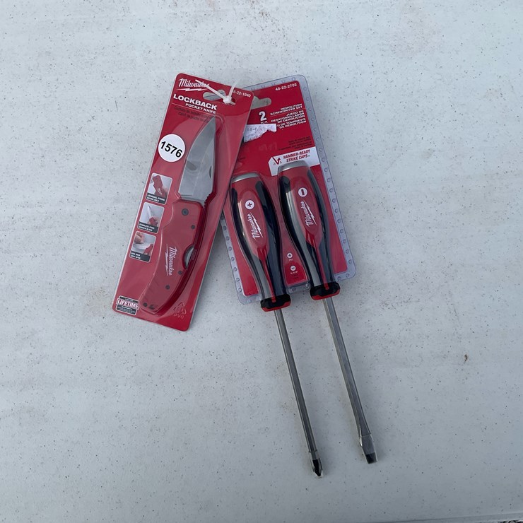 #1576 • Milwaukee Knife And Screw Driver Combo