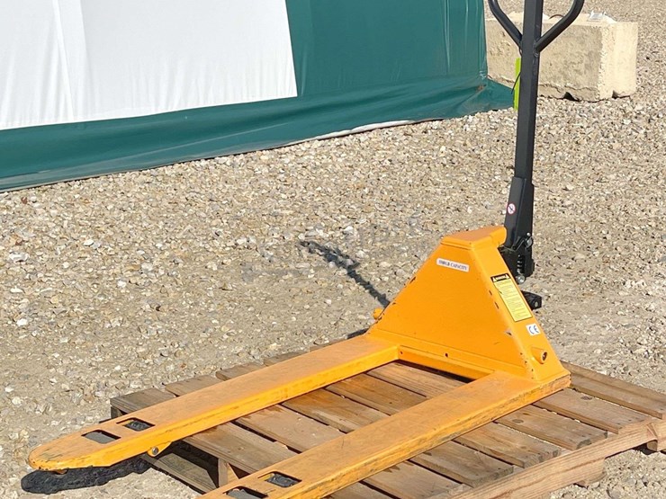 u-line-h-1043-5,500-lb.-pallet-jack-image-1