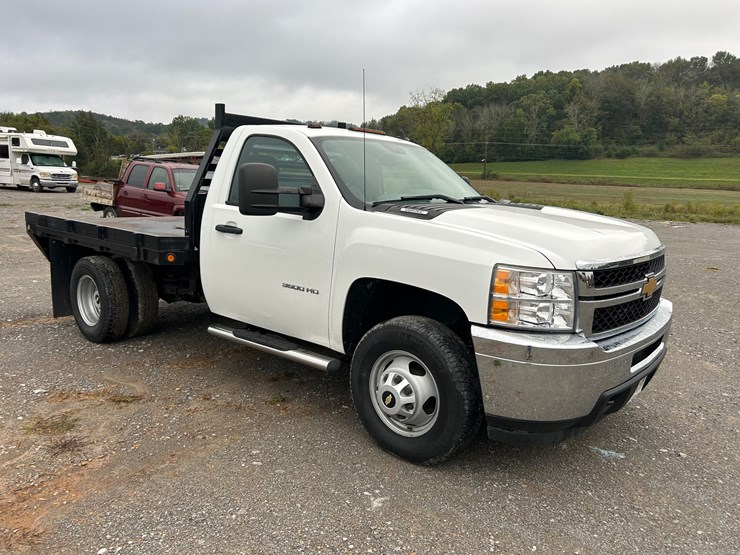 2013-chevrolet-3500-image-2