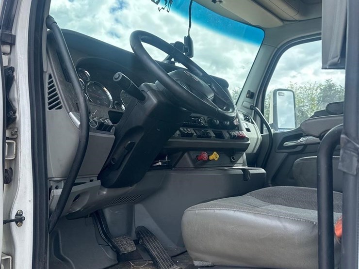 2019-kenworth-t680-image-21