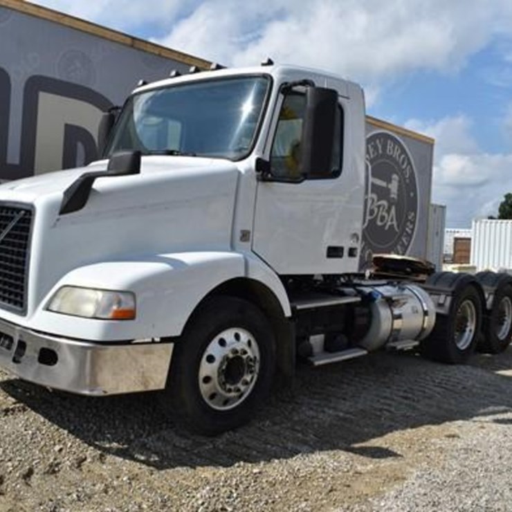 2015 VOLVO VNM64T200