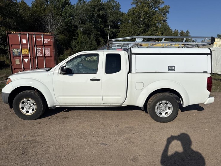 #2906-•-2017-nissan-pickup-truck-image-2