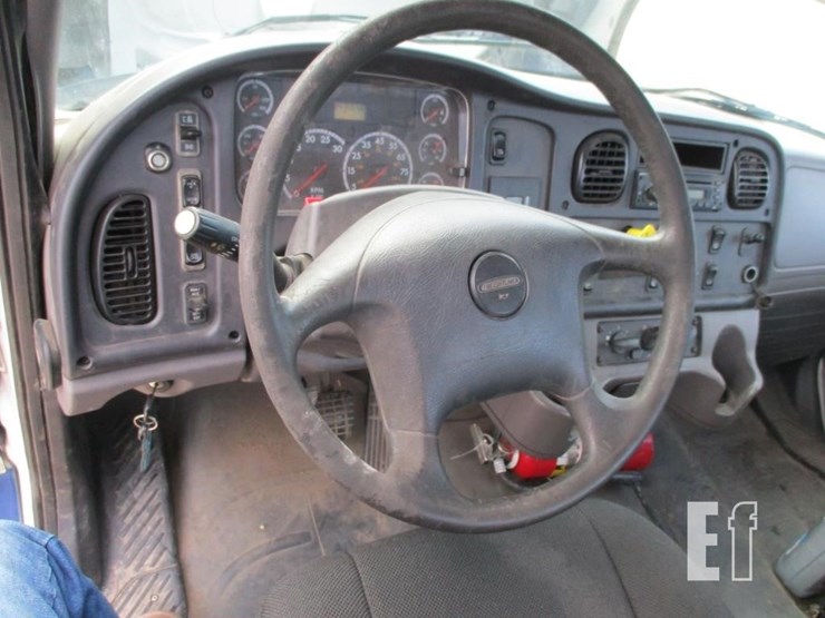 2008-freightliner-business-class-m2-106-image-11