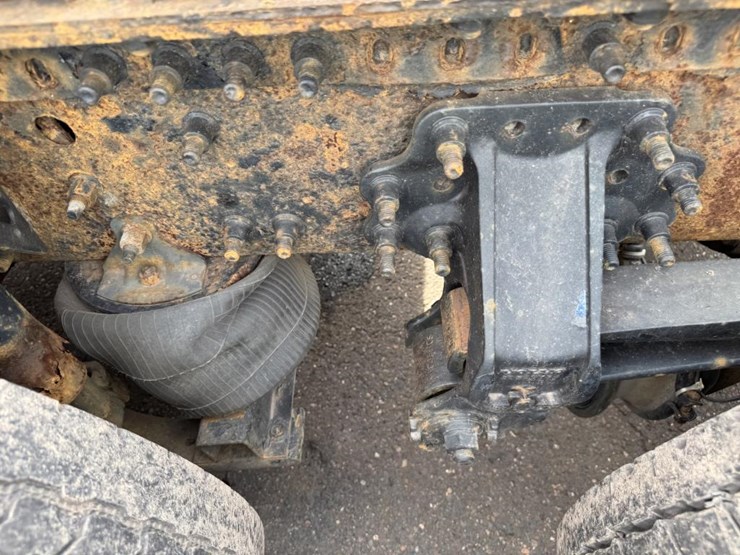 #1097-•-2006-volvo-ve-d12-sleeper-cab-truck-tractor-image-78