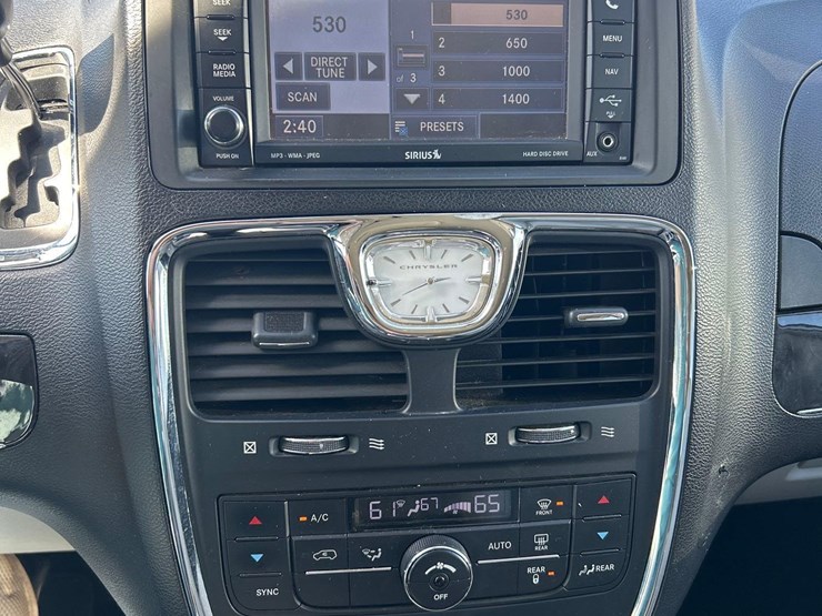 2012-chrysler-town-and-country-image-14