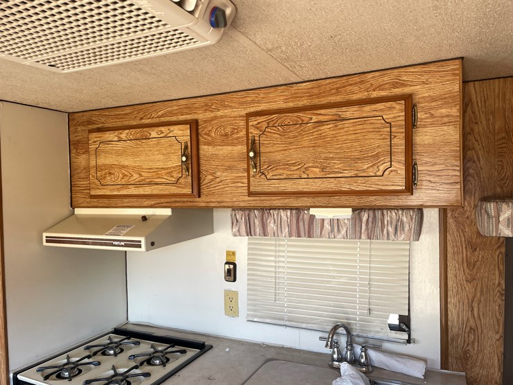 #1900-•-1989-companion-gooseneck-camper-(has-wi-title)-image-47