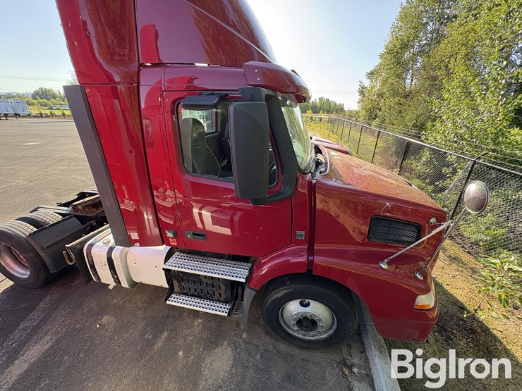 2015-volvo-vnm42t-truck-tractor-image-4