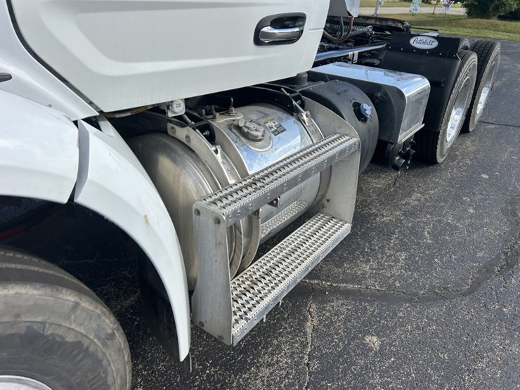 #1672-•-2024-peterbilt-day-cab-truck-tractor-image-11