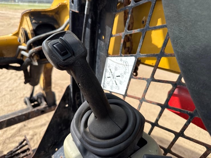 2012-caterpillar-246c-image-19