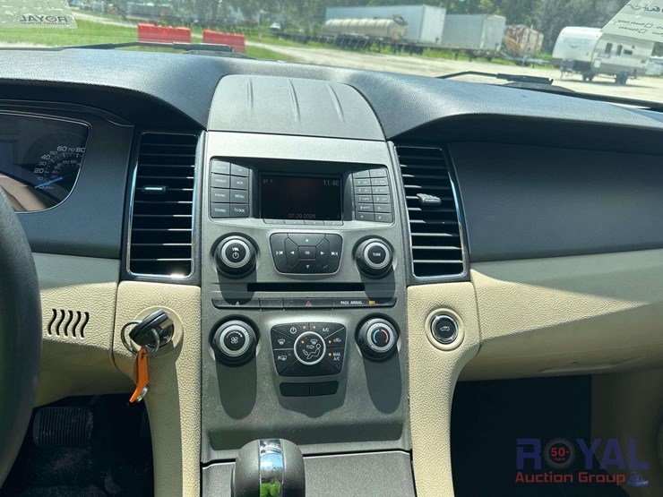 2015-ford-taurus-se-sedan-image-13