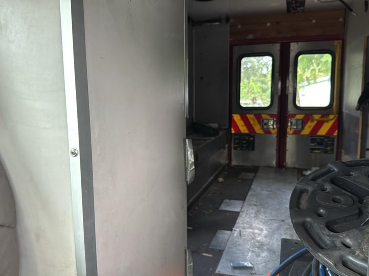 #113-•-2008-chevrolet-ambulance-image-16