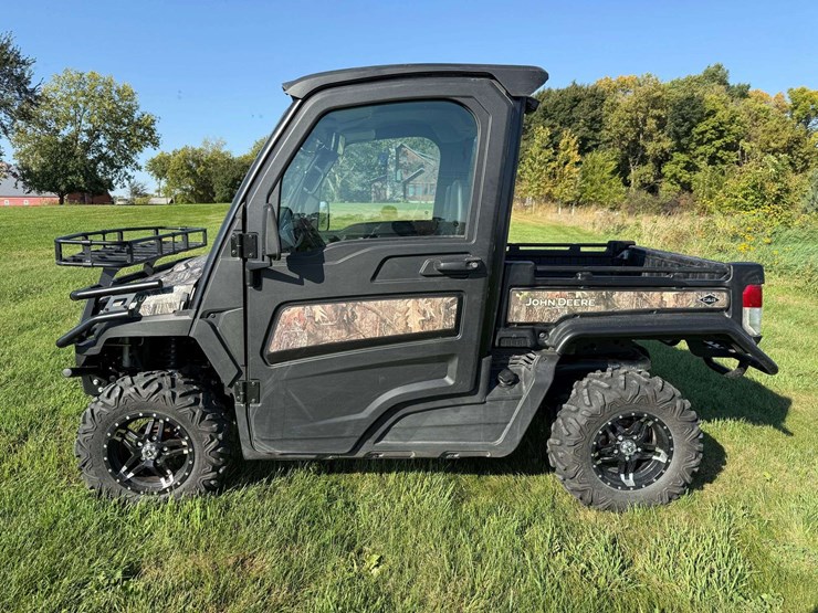 2021-john-deere-gator-image-1