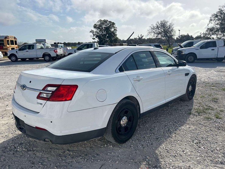 2015-ford-taurus-awd-sedan-image-3