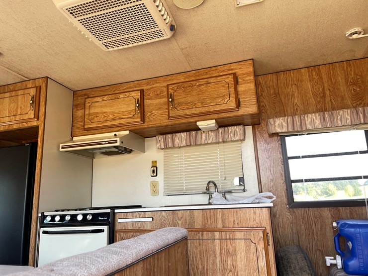 #1900-•-1989-companion-gooseneck-camper-(has-wi-title)-image-41
